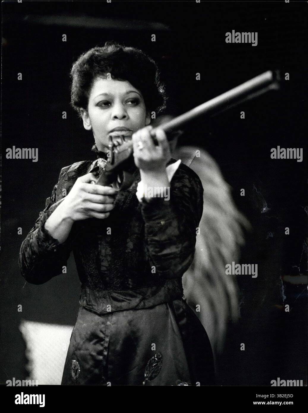 31. März 2012 – Trigger Happy Nina Baden Semper, eine der Stars der Fernsehserie Love Thy Neighbor, kehrt auf die Bühne zurück, sie tritt im Comic-Meisterwerk The Bully im Londoner ICA Theater auf. Nina spielt die Novizin mit einer Waffe und richtet sie auf den Tyrannen, der nach dem Tod ihres Mannes nach Geld sucht. Bur während sie nach dem Auslöser sucht, verlieben sich Nina und der Tyrann, gespielt von Jimi Rand. Fotoshows: Nina Baden Semper, als Helen the Novice, gestern auf der Bühne im ICA Theater in London (Credit Image: © Keystone Pictures USA/ZUMAPRESS.com) Stockfoto