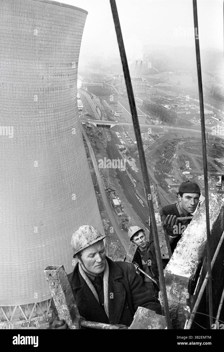Bauarbeiter Bau der Kühltürme des Kraftwerks Ironbridge 1966 John Costello (links) Stockfoto