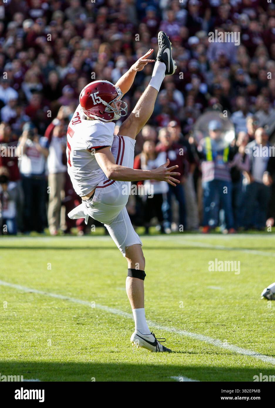 14. November 2015: Alabama Crimson Tide Punter JK Scott (15) folgt während des NCAA Football Spiels zwischen den Mississippi State Bulldogs und dem Alabama Crimson Tide im Davis Wade Stadium in Starkville, MS. Chuck Lick/CSM(Kreditbild: © Chuck Lick/CSM via ZUMA Wire) Stockfoto