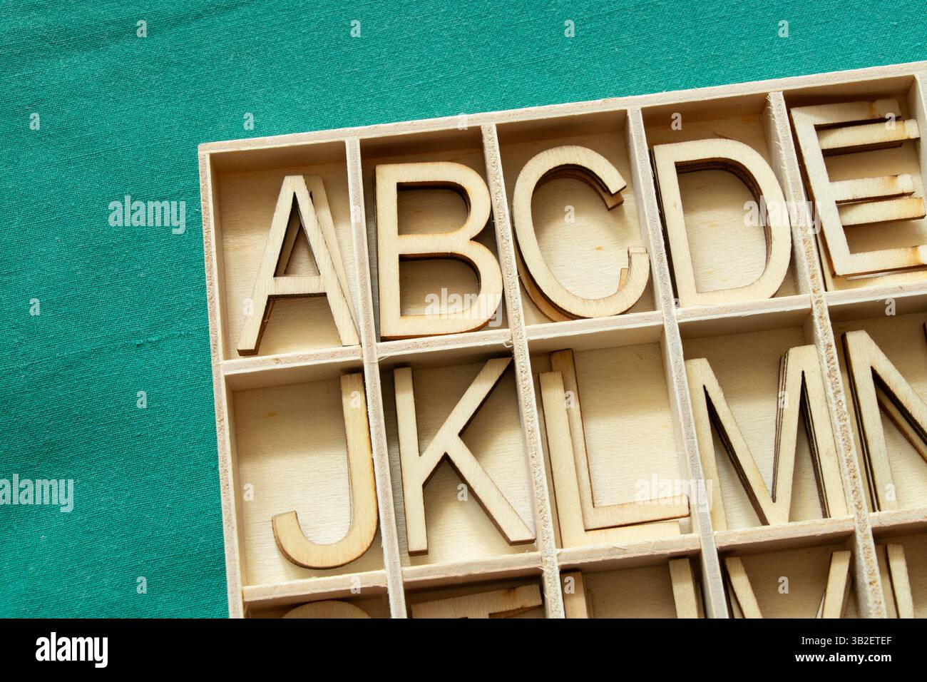 Hölzerne englische Alphabete in Zellen angeordnet, Buchstaben in einer Box, Schule und Bildung Stockfoto