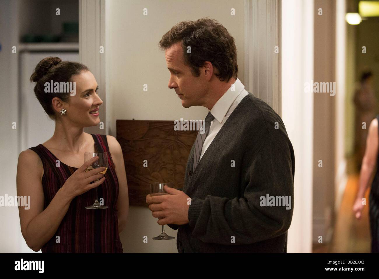 ERSCHEINUNGSDATUM: 16. Oktober 2015TITLE: Experimenter STUDIO: Magnolia Pictures REGISSEUR: Michael Almereyda PLOT: Im Jahr 1961 führte der berühmte Sozialpsychologe Stanley Milgram eine Reihe radikaler Verhaltensexperimente durch, die die Bereitschaft gewöhnlicher Menschen, Autorität zu gehorchen, testen. ABGEBILDETE Bilder: WINONA RYDER als Sasha Menkin Milgram, PETER SARSGAARD als Stanley Milgram (Credit Image: © Magnolia Pictures/Entertainment Pictures/ZUMAPRESS.com) Stockfoto