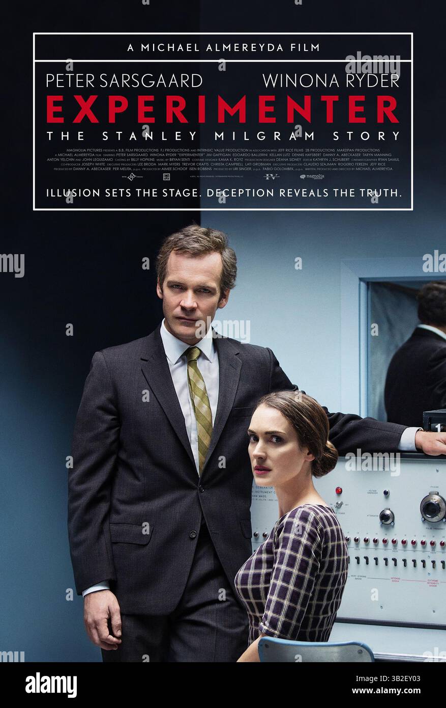 ERSCHEINUNGSDATUM: 16. Oktober 2015TITLE: Experimenter STUDIO: Magnolia Pictures REGISSEUR: Michael Almereyda PLOT: Im Jahr 1961 führte der berühmte Sozialpsychologe Stanley Milgram eine Reihe radikaler Verhaltensexperimente durch, die die Bereitschaft gewöhnlicher Menschen, Autorität zu gehorchen, testen. ABGEBILDETE Bilder: WINONA RYDER als Sasha Menkin Milgram, PETER SARSGAARD als Stanley Milgram (Credit Image: © Magnolia Pictures/Entertainment Pictures/ZUMAPRESS.com) Stockfoto