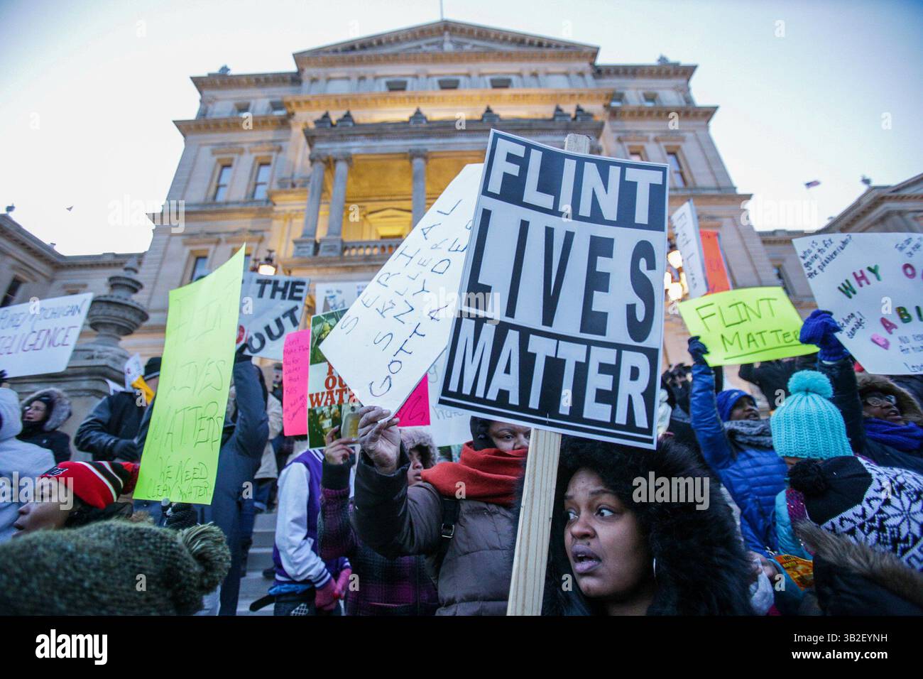 19. Januar 2016 - Lansing, Michigan, USA - SHAKYA PEA, 33, von Flint hält ein Schild, Flint Lives Matter während eines Protestes vor der Hauptstadt. Peas sagt, sie ist mit anderen jungen Geschäftsinhabern aus Flint in einem Bus runtergekommen. (Foto: © Kimberly P. Mitchell/Detroit Free Press via ZUMA Wire) Stockfoto