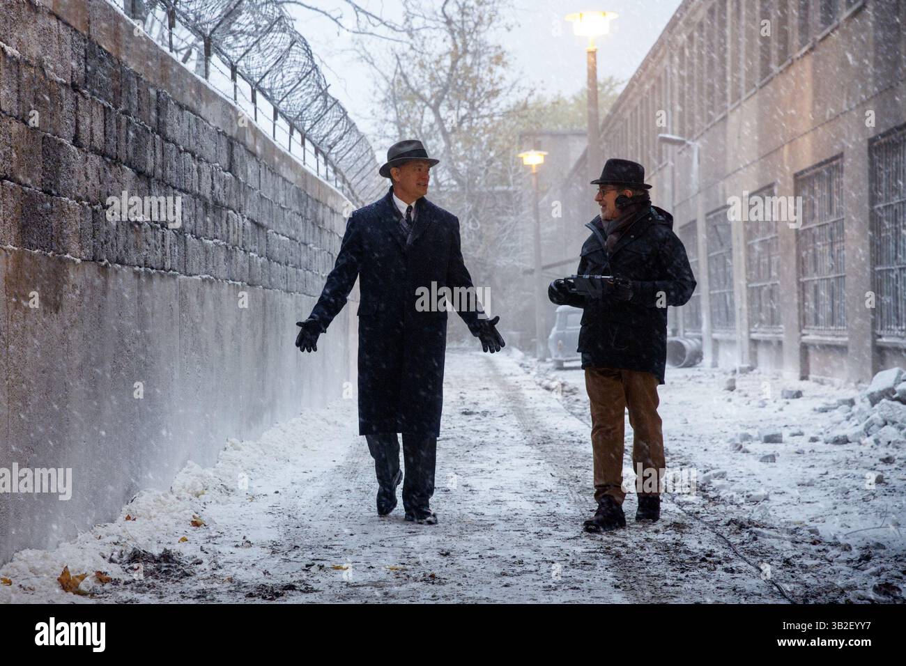 ERSCHEINUNGSDATUM: 16. Oktober 2015TITLE: Bridge of Spies STUDIO: Voltage Pictures REGISSEUR: Steven Spielberg PLOT: Während des Kalten Krieges wird ein amerikanischer Anwalt rekrutiert, um einen verhafteten sowjetischen Spion vor Gericht zu verteidigen und dann der CIA zu helfen, den Austausch des Spions gegen den sowjetisch gefangengenommenen amerikanischen U2-Spionageflieger Francis Gary Powers zu erleichtern. BILD: TOM HANKS und STEVEN SPIELBERG am Set (FOTO: © DreamworksEntertainment Pictures/ZUMAPRESS.com) Stockfoto