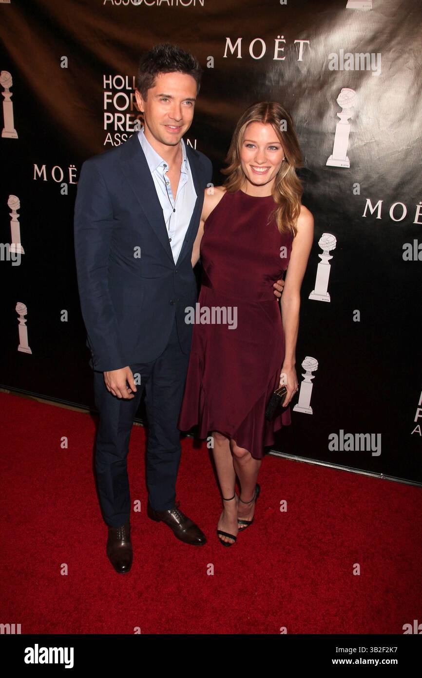 August 2015 - Beverly Hills, CA, USA - LOS ANGELES - 13. August: Topher Grace, Ashley Hinshaw beim HFPA veranstaltet Annual Grants Bankett - Ankunft im Beverly Wilshire Hotel am 13. August 2015 in Beverly Hills, CA Foto über Newscom (Credit Image: © hPa/Newscom via ZUMA Press) Stockfoto