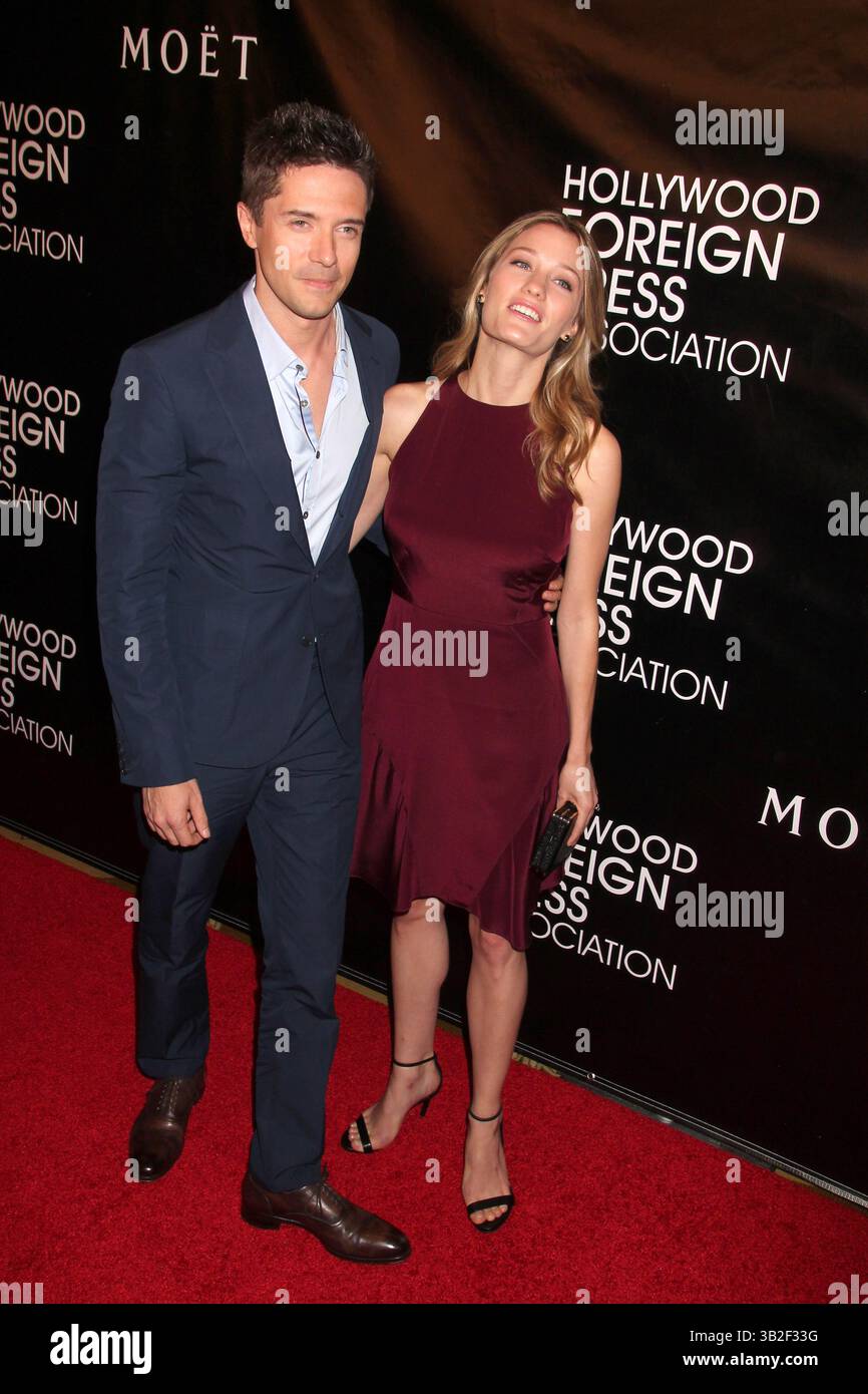 August 2015 - Beverly Hills, CA, USA - LOS ANGELES - 13. August: Topher Grace, Ashley Hinshaw beim HFPA veranstaltet Annual Grants Bankett - Ankunft im Beverly Wilshire Hotel am 13. August 2015 in Beverly Hills, CA Foto über Newscom (Credit Image: © hPa/Newscom via ZUMA Press) Stockfoto