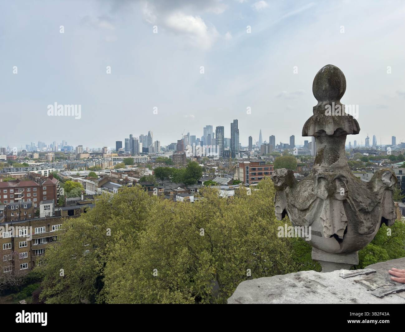 Blick auf das Zentrum von London von der Spitze des Kirchturms der St. Mary's Church, Islington - London Stockfoto