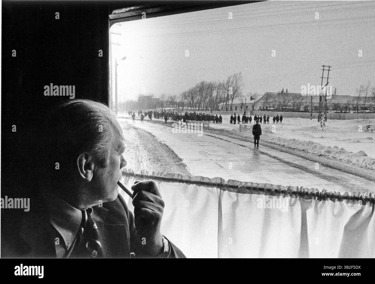 10. November 2004: Wladiwostok, Union der Sozialistischen Sowjetrepubliken (UdSSR), sieht US-Präsident Gerald R. Ford von seinem Fenster aus die sowjetische Landschaft bei seiner Ankunft in Wladiwostok, Union der Sozialistischen Sowjetrepubliken (UdSSR), zu Gesprächen mit sowjetischen Führern am 23. November 1974. Eine kleine Gruppe sowjetischer Helfer und Truppen war am Bahnhof, um Präsident Fords Zug zu treffen. Obligatorisches Credit: David Hume Kennerly / Weißes Haus via CNP (Bild: © David Hume Kennerly/CNP via ZUMA Wire) Stockfoto