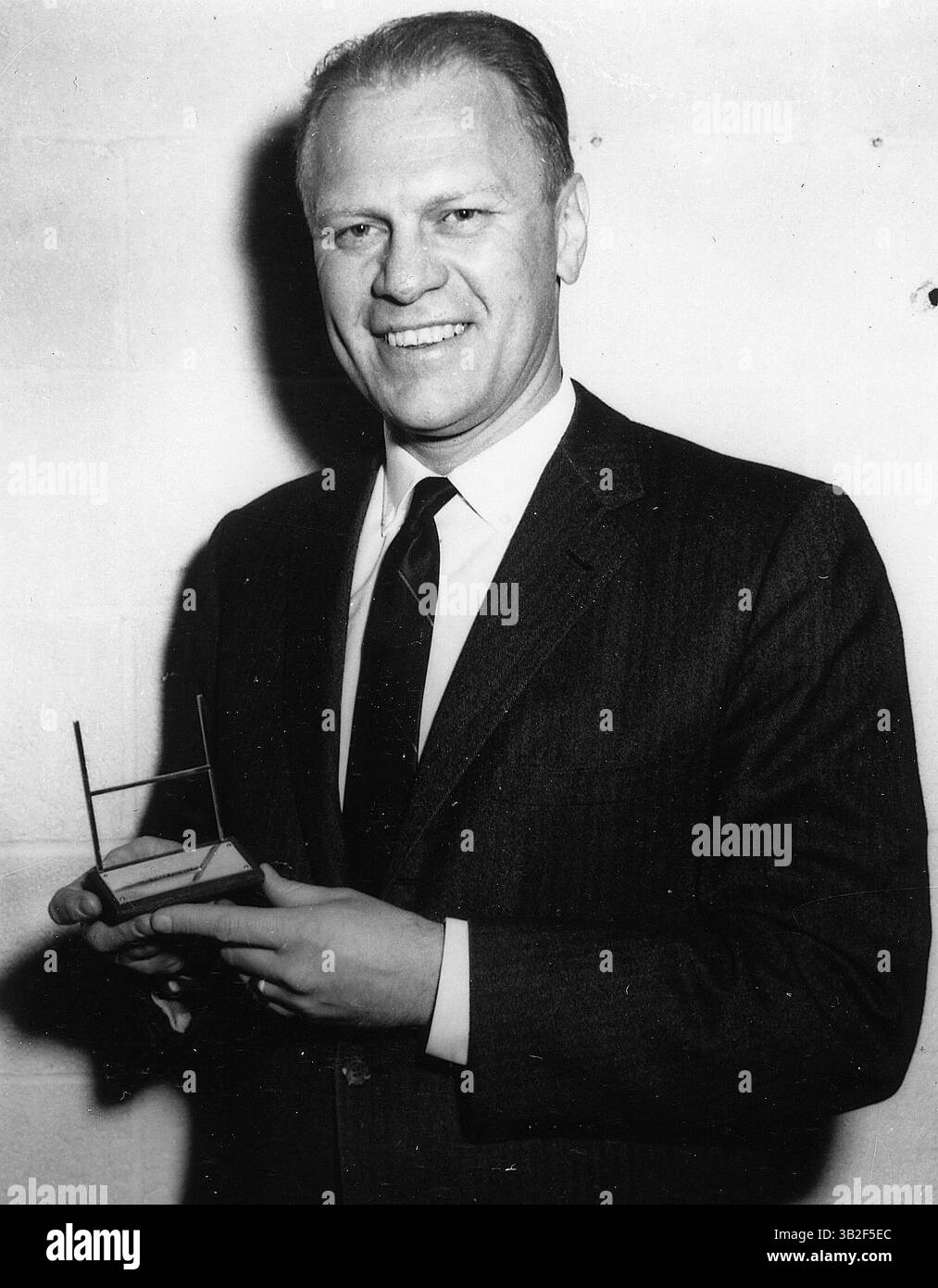 7. August 2006: Ann Arbor, Michigan, Vereinigte Staaten von Amerika – Ann Arbor, MI – DATEI – US-Repräsentant Gerald R. Ford, Jr. (Republikaner von Michigan), posiert mit seinem Sports Illustrated Silver Anniversary Award. Datum: 21. Dezember 1959.Credit: Mit freundlicher Genehmigung Gerald R. Ford Library via CNP (Credit Image: © Gerald R. Ford Library/CNP via ZUMA Wire) Stockfoto