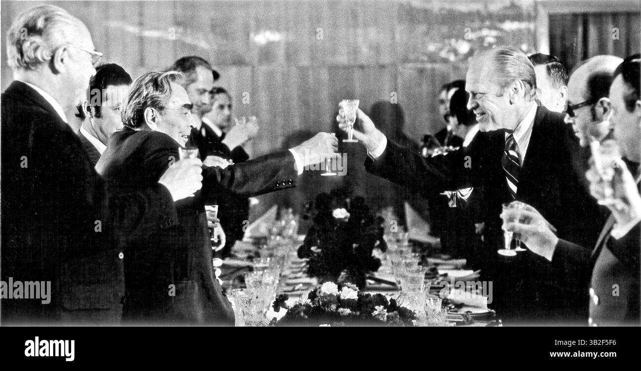 10. November 2004: Wladiwostok, Union der Sozialistischen Sowjetrepubliken – US-Präsident Gerald R. Ford, rechts, und der Generalsekretär der Sozialistischen Sowjetrepubliken (UdSSR) Leonid Breschnew, links, stoßen auf ihr letztes Abendessen am 24. November 1974 in Wladiwostok, UdSSR an. Sie trafen sich, um die Fortschritte bei den Strategic Arms Limitation Talks (S.A.L.T.) zu erörtern. Obligatorischer Kredit: David Hume Kennerly / Weißes Haus über CNP (Credit Image: © David Hume Kennerly/CNP via ZUMA Wire) Stockfoto