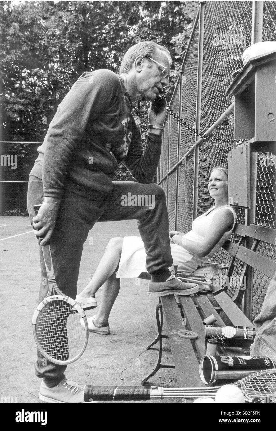 10. November 2004 – Thurmont, Maryland, USA – auch während einer Pause auf dem Tennisplatz in Camp David bleibt US-Präsident Gerald R. Ford mit seiner Arbeit in Kontakt. Hinter ihm verbirgt sich seine Tochter Susan, die auch die Liebe des Präsidenten zum Sport teilt. Am 1. September 1974, dem ersten ihrer beiden Besuche im Jahr 1974 im Presidential Retreat in der Nähe von Thurmont, Maryland, hatten der Präsident und seine Tochter die Möglichkeit, mehrere Tennissätze gemeinsam zu spielen. . Obligatorische Gutschrift: David Hume Kennerly/Weißes Haus über CNP (Bild: © David Hume Kennerly/CNP via ZUMA Wire) Stockfoto