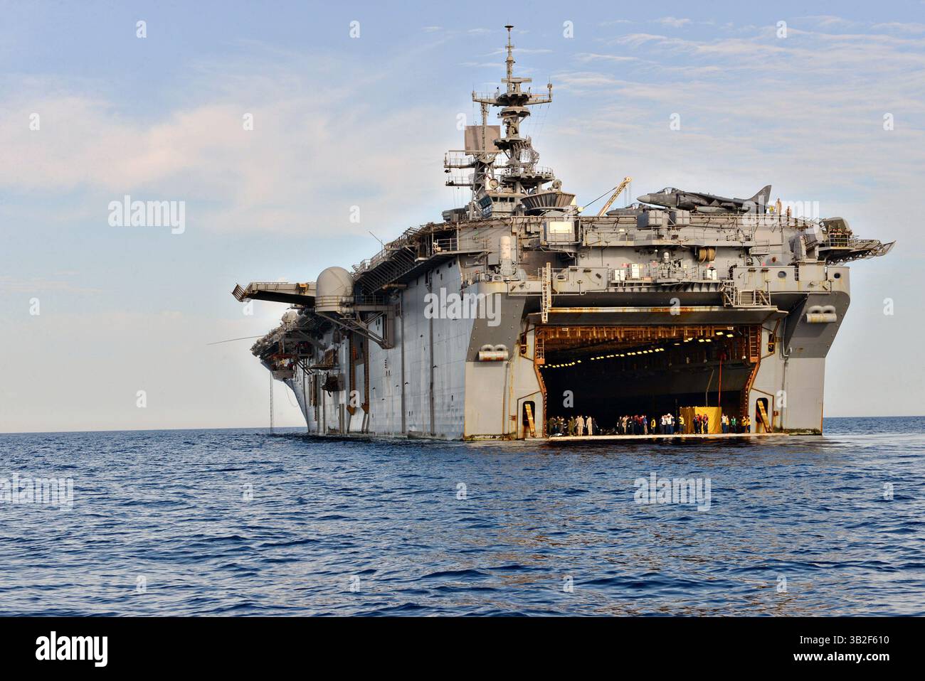 6. Juni 2014: USS Bataan, Vereinigte Staaten von Amerika - US Navy Sailor amphibisches Angriffsschiff USS Bataan, das am 5. Juni 2014 vor der Küste Maltas im Mittelmeer eingesetzt wird. (Bild: © Mcs3 Erik Foster/Planet Pix via ZUMA Wire) Stockfoto 6. Juni 2014: USS Bataan, Vereinigte Staaten von Amerika - US Navy Sailor amphibisches Angriffsschiff USS Bataan, das am 5. Juni 2014 vor der Küste Maltas im Mittelmeer eingesetzt wird. (Bild: © Mcs3 Erik Foster/Planet Pix via ZUMA Wire) Stockfoto