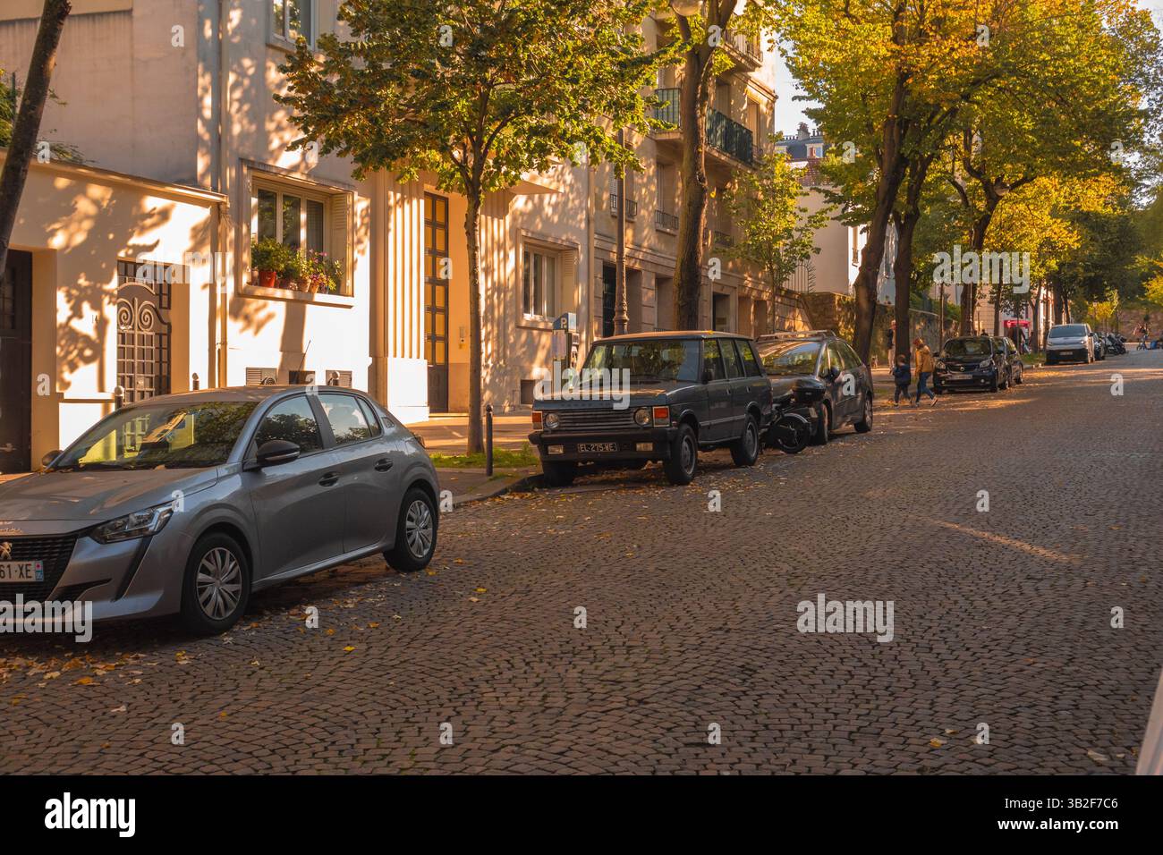 Historische Kopfsteinpflasterstraße – charmante urbane Szene mit zeitlosem Charme Stockfoto