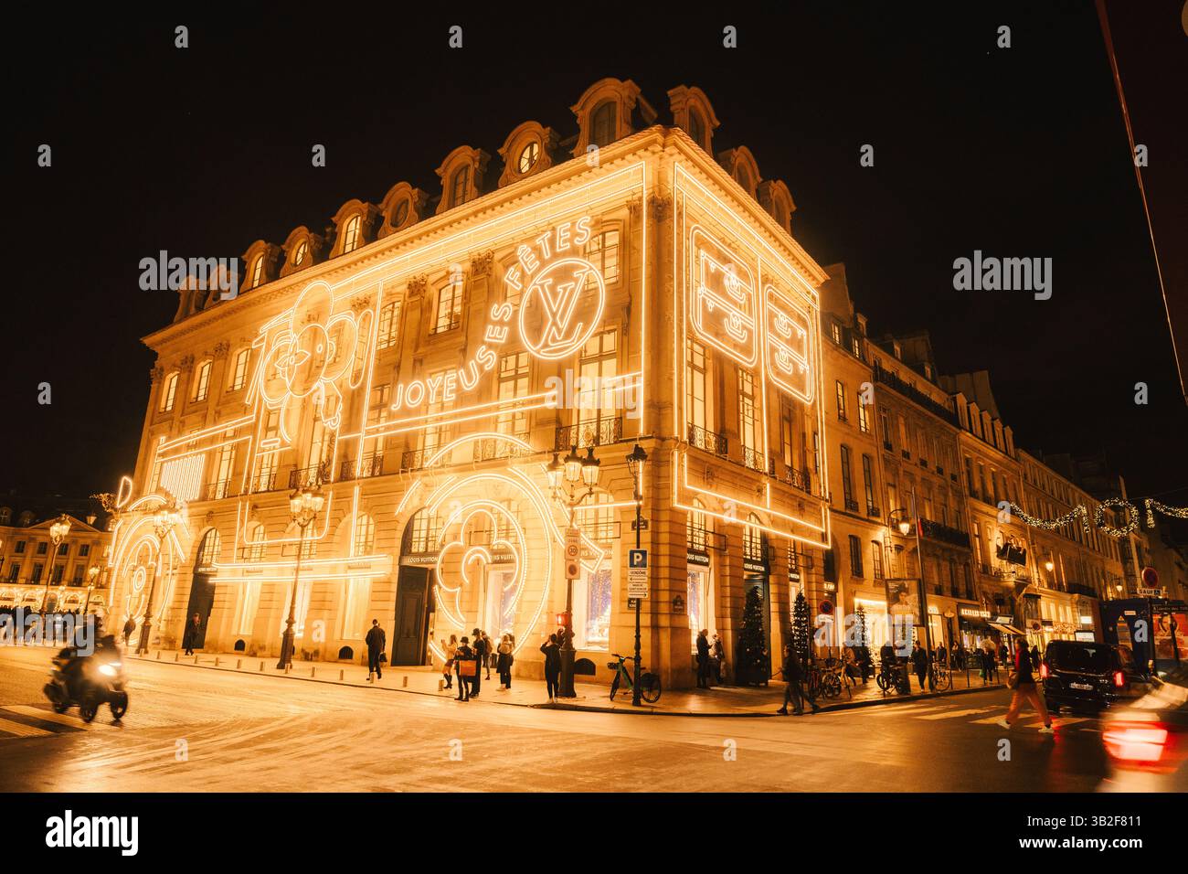 Beleuchtete Stadtlandschaft – festliche Projektionen und lebhafte Urlaubsatmosphäre Stockfoto