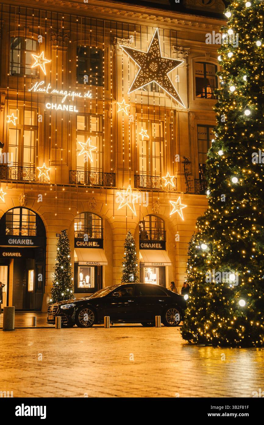 Festliches Urban Wonderland – dekoriertes Gebäude mit Weihnachtsbaum und Weihnachtslichtern Stockfoto