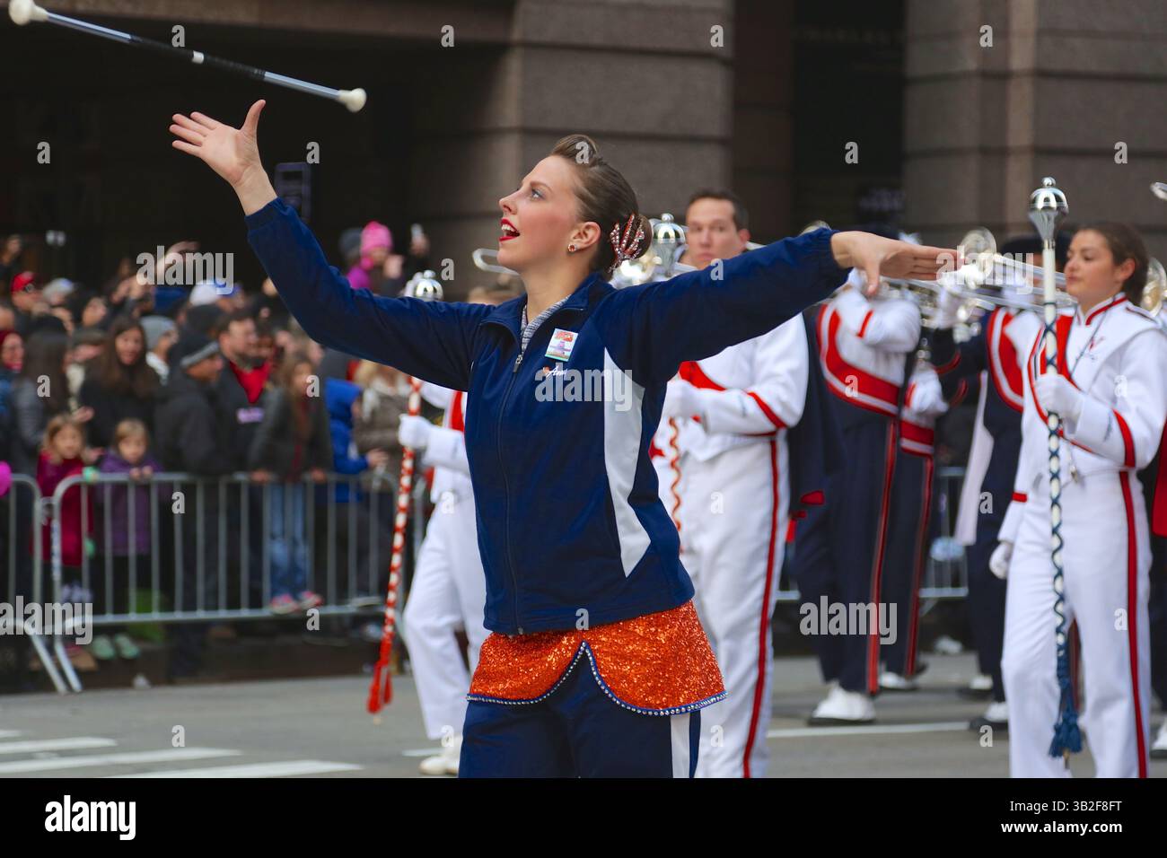 November 2015 – New York, New York, USA S - Eine Majorette von der Cavalier Marching Band von der University of Virginia wirft ihren Stab... und ist dabei, sie zu fangen. (Kreditbild: © Staton Rabin Via ZUMA Wire) Stockfoto
