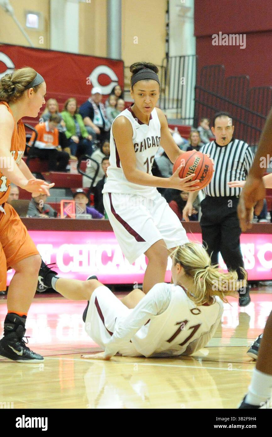24. November 2015: Die Chicagoer Garde Stephanie Anderson (13) und Caitlin Moore (11) während eines NCAA-Basketballspiels für Frauen mit Texas-Dallas und der University of Chicago in Chicago, Illinois. Patrick Gorski/CSM(Bild: © Patrick Gorski/CSM via ZUMA Wire) Stockfoto