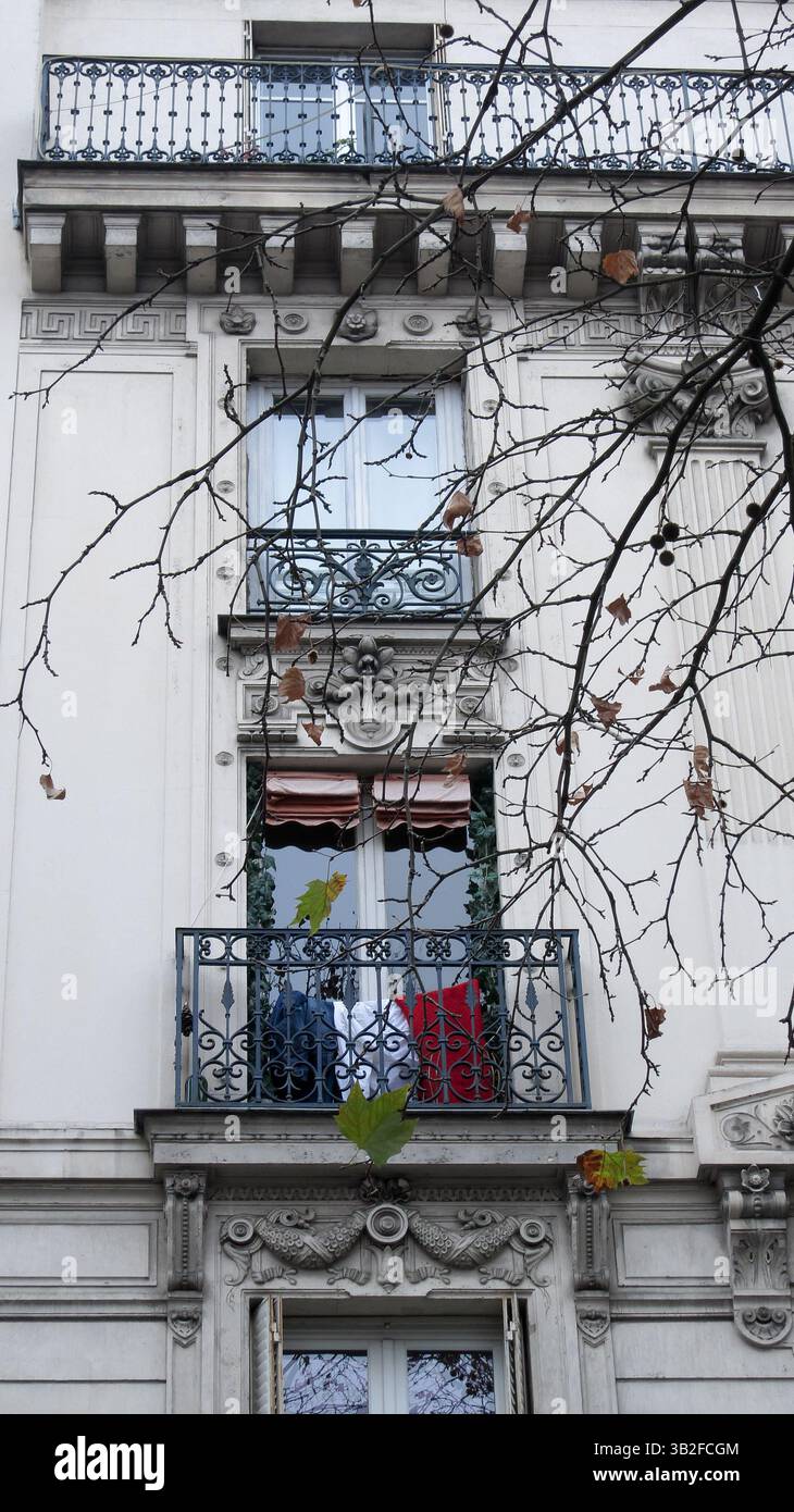 27. November 2015 - Paris, Frankreich - die französische Nationalflagge Tricolore hängt überall in der Hauptstadt Paris, während einer nationalen Hommage an die 130 Menschen, die während der Terroranschläge am 13. November 2015 in Paris getötet wurden. Die Flagge hängt von einem Balkon. (Kreditbild: © Via ZUMA Wire) Stockfoto