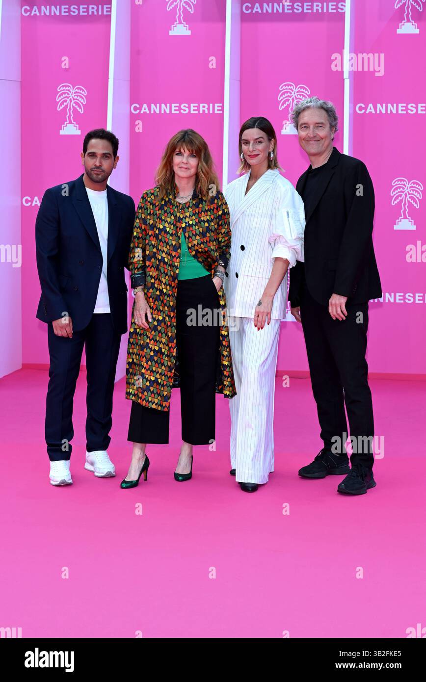 Cannes, Frankreich. April 2025. Cannes - 8. Internationales Canneseries Festival - 4. Rosa Teppich - Sami Gharby, Fauve Hautot, Gwendoline Hamon, Benjamin Baroche Credit: Unabhängige Fotoagentur/Alamy Live News Stockfoto