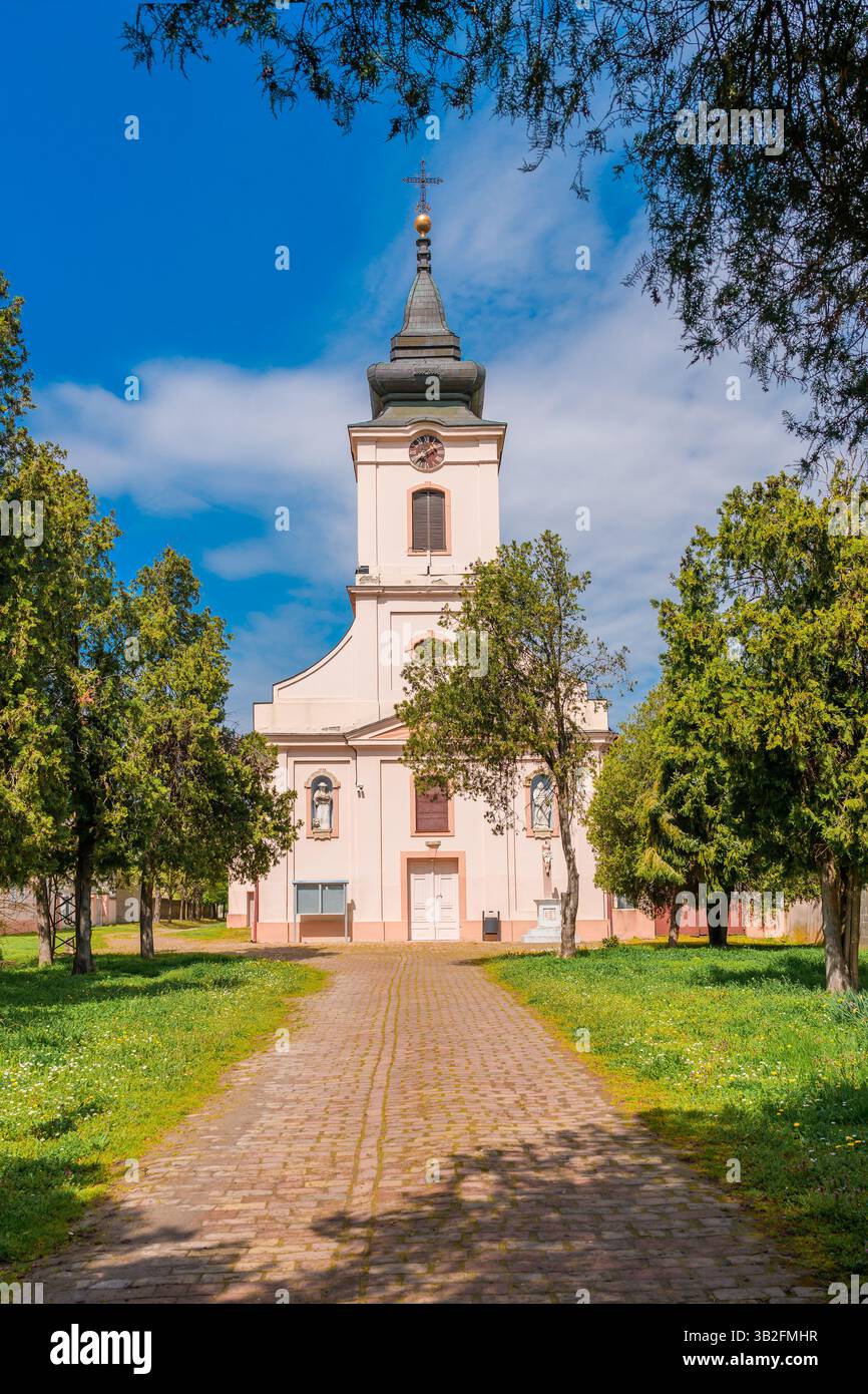 Kirche der Versteigerung des Heiligen Kreuzes in Petrovaradin, Novi Sad, Serbien. Selektiver Fokus. Stockfoto