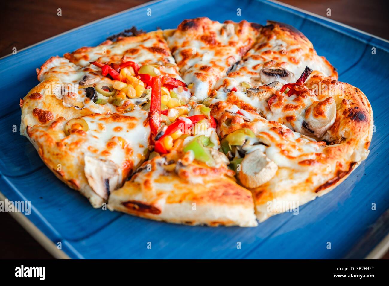 Belgische Waffel mit Früchten auf dem Teller, Blick von oben, isoliert auf weißem Hintergrund mit Schneidepfad Stockfoto