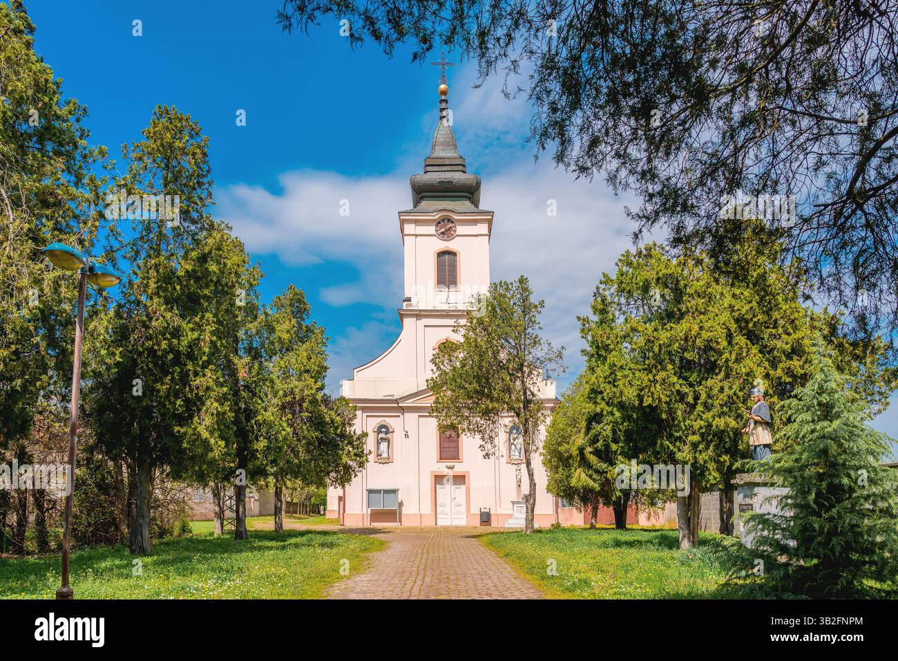Kirche der Versteigerung des Heiligen Kreuzes in Petrovaradin, Novi Sad, Serbien. Selektiver Fokus. Stockfoto