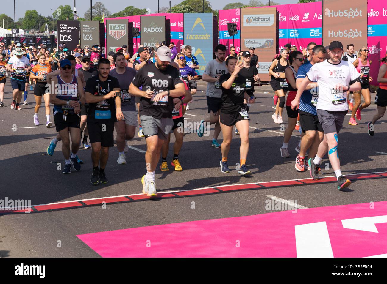 London, Großbritannien. April 2025. Die Läufer des TCS Marathon überqueren die Startlinie und nehmen an dem anspruchsvollen 26 km langen Rennen durch die Straßen Londons Teil. Quelle: Xiu Bao/Alamy Live News. Stockfoto