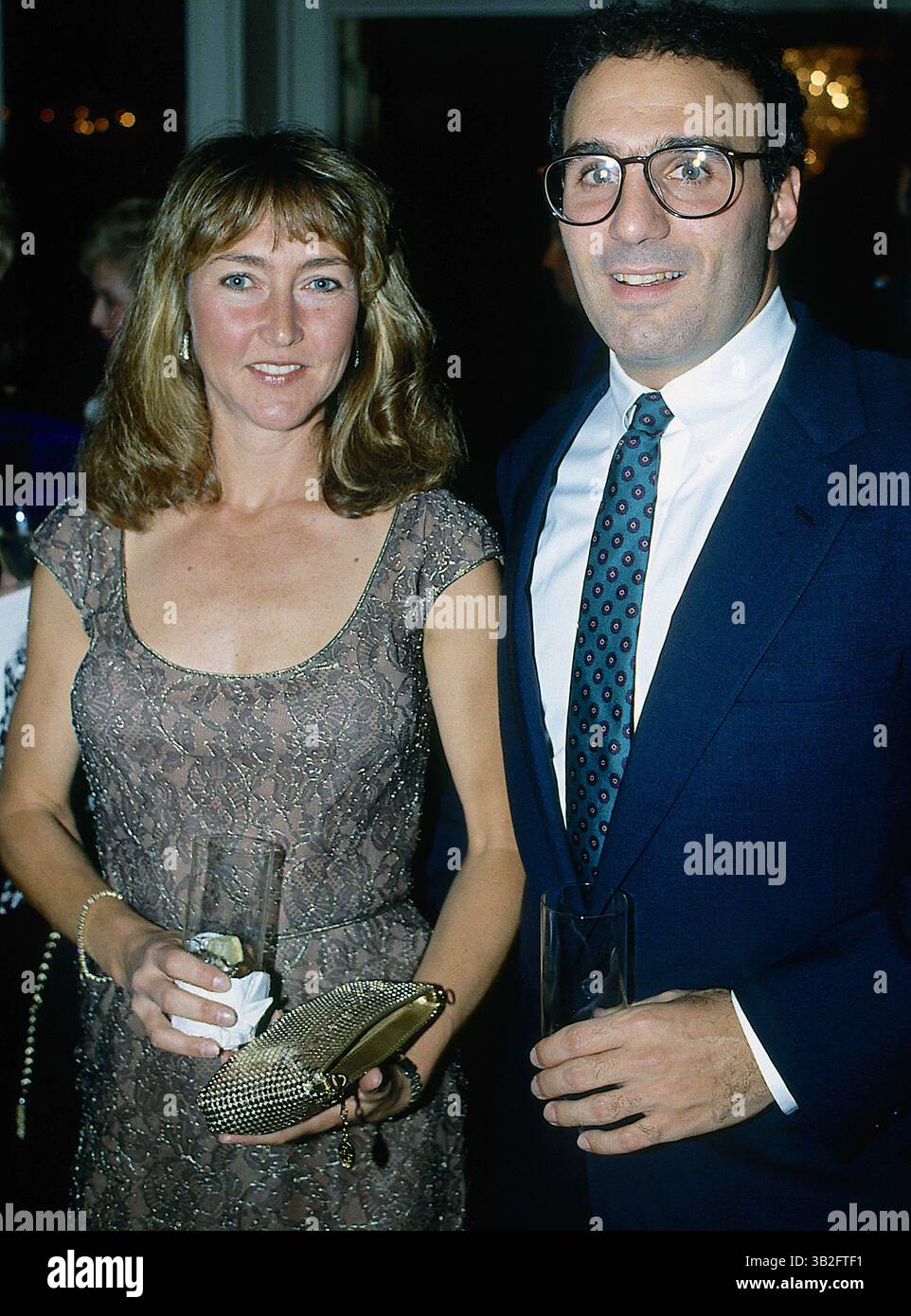 April 2015: Washington, District of Columbia, Vereinigte Staaten von Amerika - Washington, DC. 1989. Lyn und Mitchell Rales. . Mitchell Rales (* 1956 in Ð59) ist ein US-amerikanischer Geschäftsmann und Sammler moderner und zeitgenössischer Kunst. Seit 1983 ist er Direktor der Danaher Corporation. In Zusammenarbeit mit seiner Frau Emily Wei Rales, einer Kunsthistorikerin und Kuratorin, gründete er Glenstone, ein Museum in Potomac, Maryland, das Ausstellungen ihrer Sammlung moderner und zeitgenössischer Kunst und Installationen von Outdoor-Skulpturen präsentiert.[2]...Credit: Mark Reinstein (Credit Image: © Ma Stockfoto