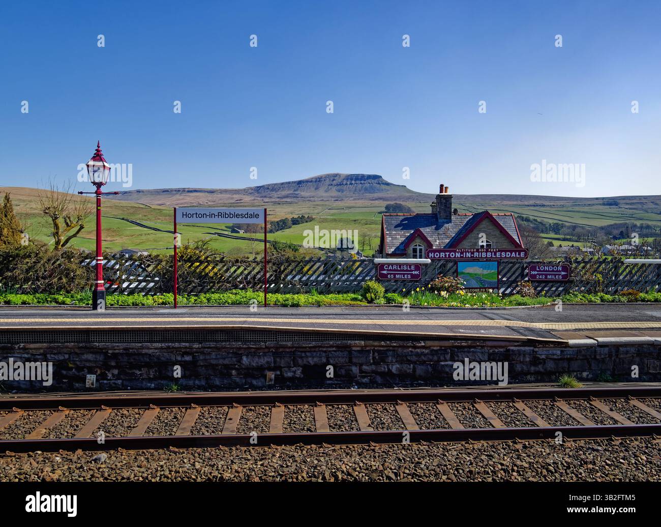 UK, North Yorkshire, Yorkshire Dales, Horton-in-Ribblesdale Bahnhof mit Pen-y-Ghent in der Ferne. Stockfoto