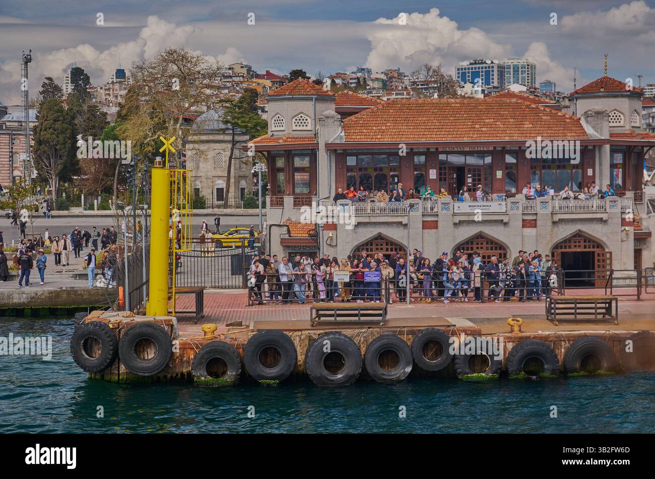 Beşiktaş Pier oder Besiktas Ferry Terminal ist ein geschäftiger Fährhafen im Stadtteil Beşiktaş in Istanbul, Türkei. Blick von der Fähre. Stockfoto