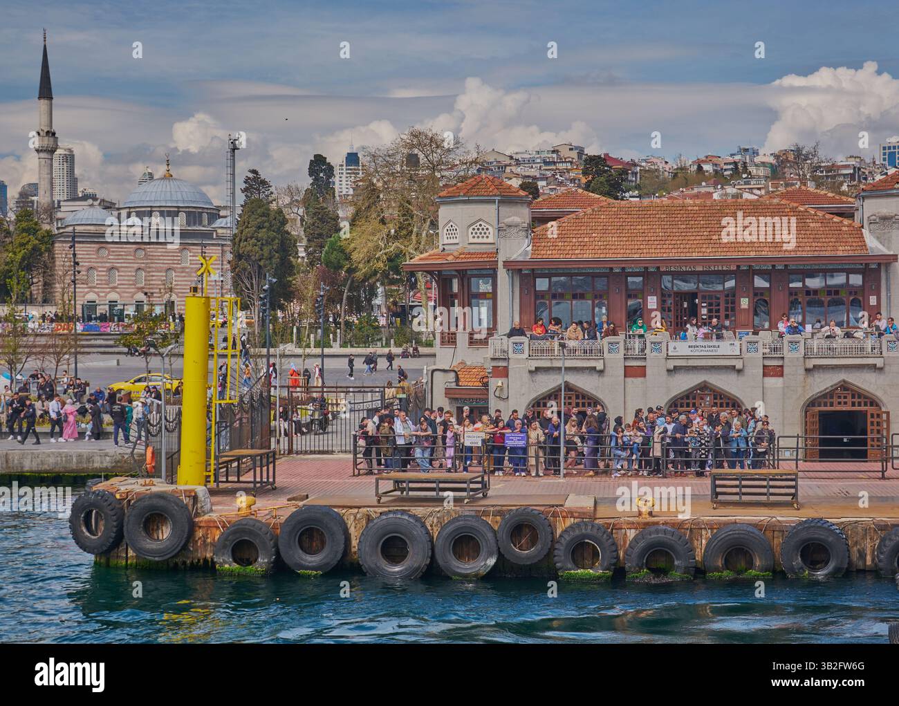 Beşiktaş Pier oder Besiktas Ferry Terminal ist ein geschäftiger Fährhafen im Stadtteil Beşiktaş in Istanbul, Türkei. Blick von der Fähre. Stockfoto