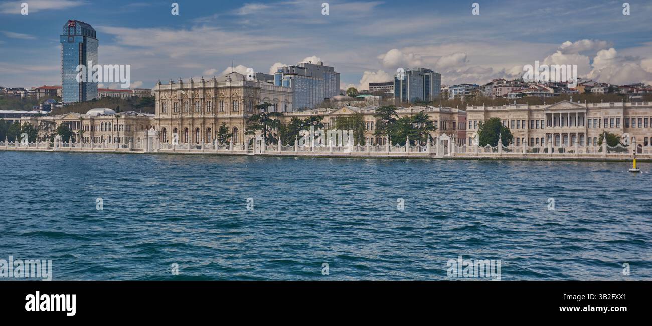 Dolmabahce Palace (türkisch Dolmabahce Sarayı) befindet sich im Stadtteil Beşiktaş an der europäischen Küste der Bosporus-Straße Istanbul, Türkei Stockfoto