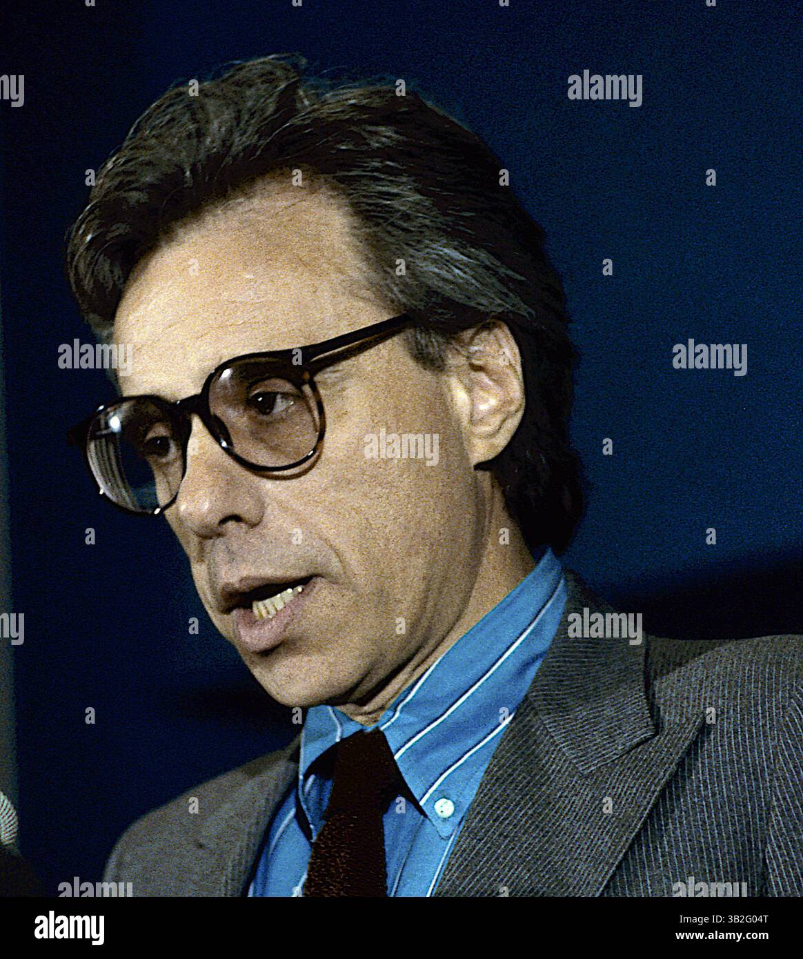 17. April 2015: Washington, District of Columbia, Vereinigte Staaten von Amerika - Washington DC. 15. März 1988 Peter Bogdanovich bei der Pressekonferenz im National Press Club über die Kolorisierung von Filmen. Peter Bogdanovich ist ein US-amerikanischer Filmhistoriker, Regisseur, Schriftsteller, Schauspieler, Produzent und Kritiker. Er war Teil der Welle der Regisseure von New Hollywood, darunter William Friedkin, Brian de Palma, George Lucas, Martin Scorsese, Michael Cimino und Francis Ford Coppola. Sein meistgelobter Film ist The Last Picture Show. Foto: Mark Reinstein (Bild: © Mark Reinstein via ZUMA Wir Stockfoto