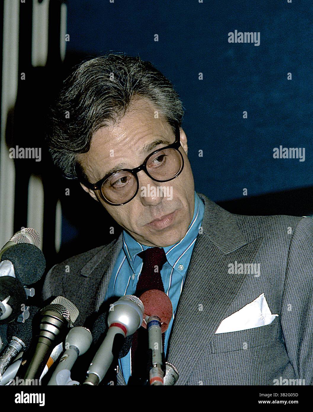 17. April 2015: Washington, District of Columbia, Vereinigte Staaten von Amerika - Washington DC. 15. März 1988 Peter Bogdanovich bei der Pressekonferenz im National Press Club über die Kolorisierung von Filmen. Peter Bogdanovich ist ein US-amerikanischer Filmhistoriker, Regisseur, Schriftsteller, Schauspieler, Produzent und Kritiker. Er war Teil der Welle der Regisseure von New Hollywood, darunter William Friedkin, Brian de Palma, George Lucas, Martin Scorsese, Michael Cimino und Francis Ford Coppola. Sein meistgelobter Film ist The Last Picture Show. Foto: Mark Reinstein (Bild: © Mark Reinstein via ZUMA Wir Stockfoto