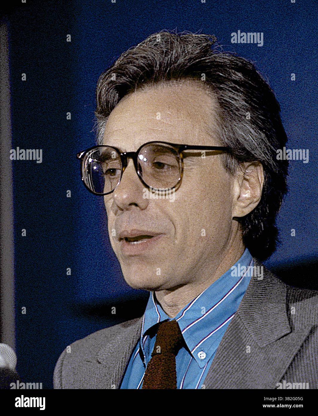 17. April 2015: Washington, District of Columbia, Vereinigte Staaten von Amerika - Washington DC. 15. März 1988 Peter Bogdanovich bei der Pressekonferenz im National Press Club über die Kolorisierung von Filmen. Peter Bogdanovich ist ein US-amerikanischer Filmhistoriker, Regisseur, Schriftsteller, Schauspieler, Produzent und Kritiker. Er war Teil der Welle der Regisseure von New Hollywood, darunter William Friedkin, Brian de Palma, George Lucas, Martin Scorsese, Michael Cimino und Francis Ford Coppola. Sein meistgelobter Film ist The Last Picture Show. Foto: Mark Reinstein (Bild: © Mark Reinstein via ZUMA Wir Stockfoto