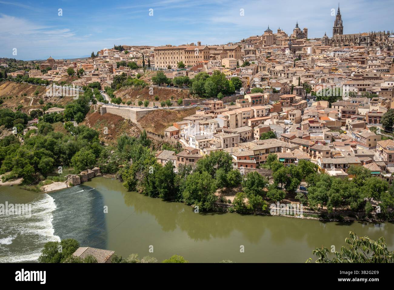 Städtisches Stadtbild mit dem Tejo-Fluss in Südwesteuropa. Hügelige Stadt Toledo während des Sonnentages in Spanien. Stockfoto