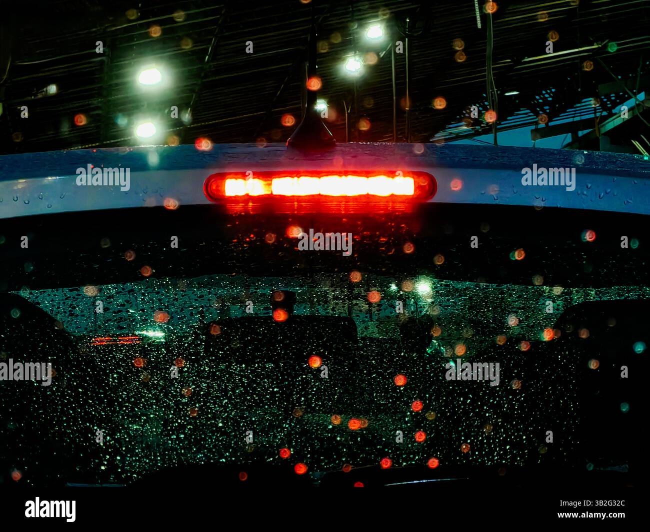 Rainy Night Lights: Abstrakte Bewegung Durch Glas Stockfoto