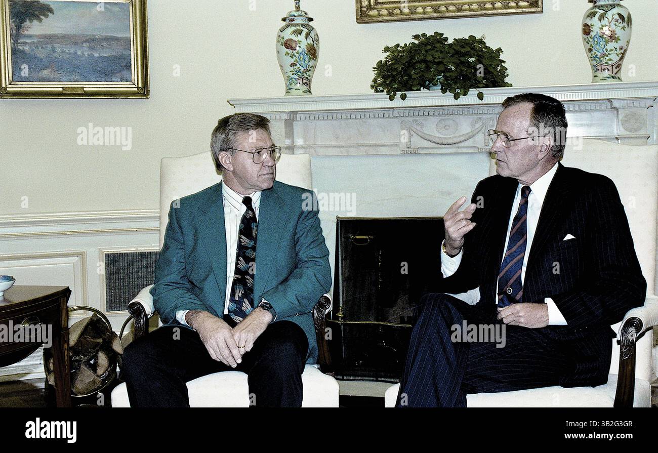 3. April 2015: Washington, District of Columbia, Vereinigte Staaten von Amerika - Washington, DC. 9.-18.-1991. Präsident George H.W. Bush trifft sich im Oval Office des Weißen Hauses mit Doktor Harvey D. Blankespoor (PhD), der zum Professor des Jahres ernannt wurde. Dr. Blankespoor lehrt Biologie am Hope College in Holland, Michigan. . Abbildung: Mark Reinstein (Bild: © Mark Reinstein via ZUMA Wire) Stockfoto