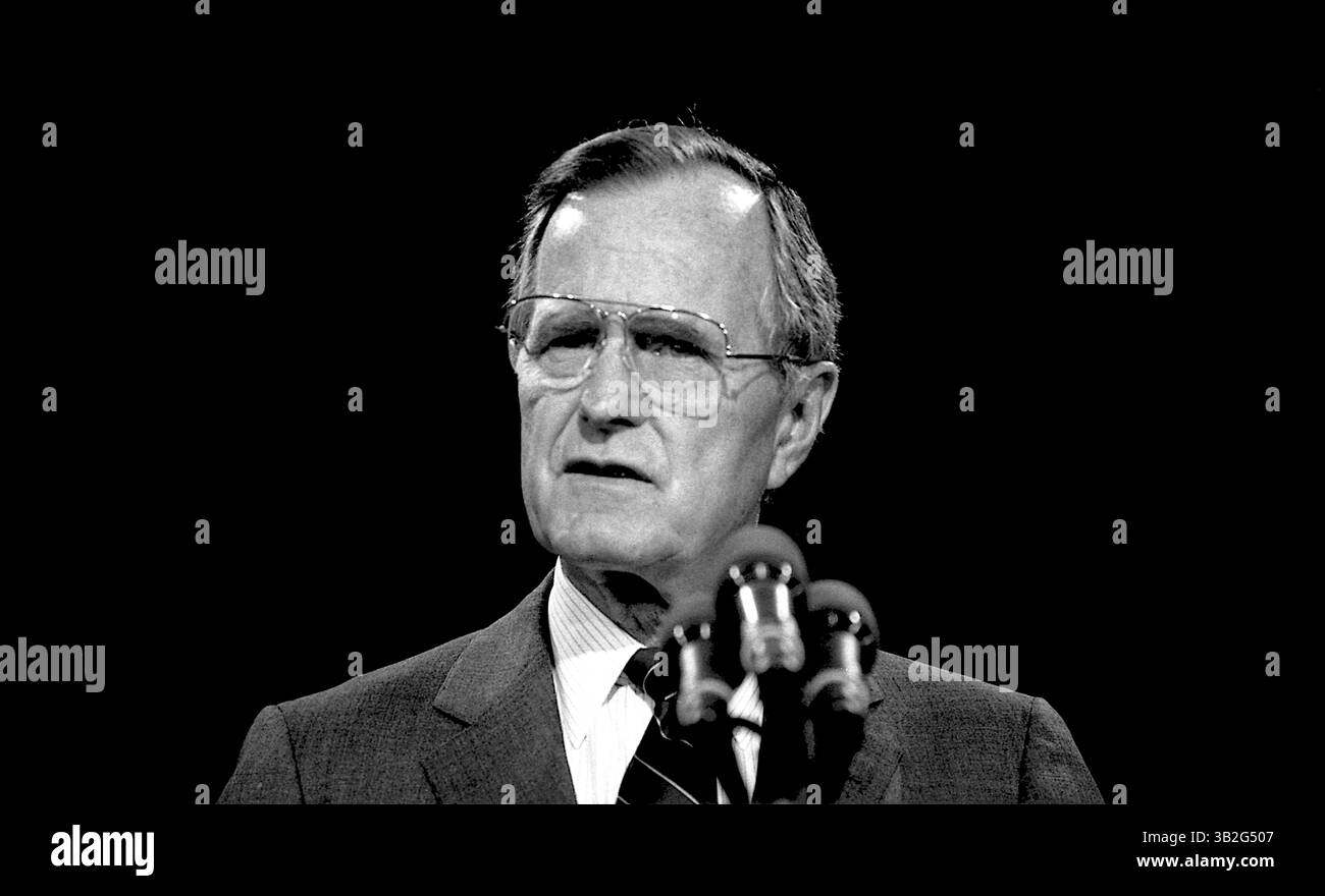 18. April 1991: Washington, District of Columbia, USA – der ehemalige Präsident GEORGE H.W. BUSH gibt zusammen mit dem Bildungsminister Lamar Alexander einen Strategiebericht über den Zustand der nationalen Bildung. (Kreditbild: © Mark Reinstein/ZUMA Wire) Stockfoto