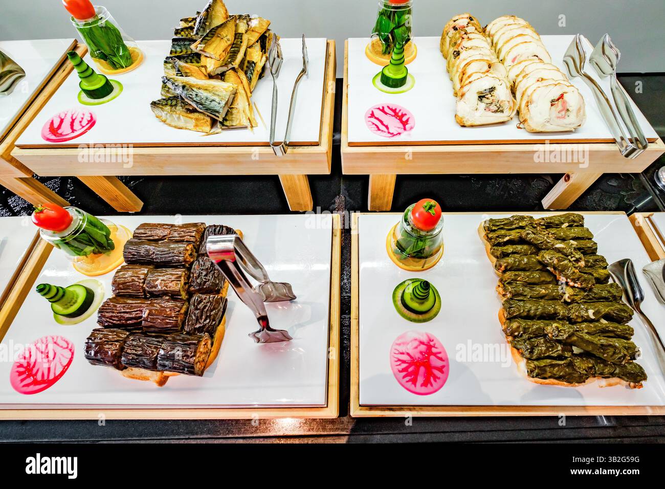 Dolma Fisch- und Fleischsnacks am Buffet Stockfoto