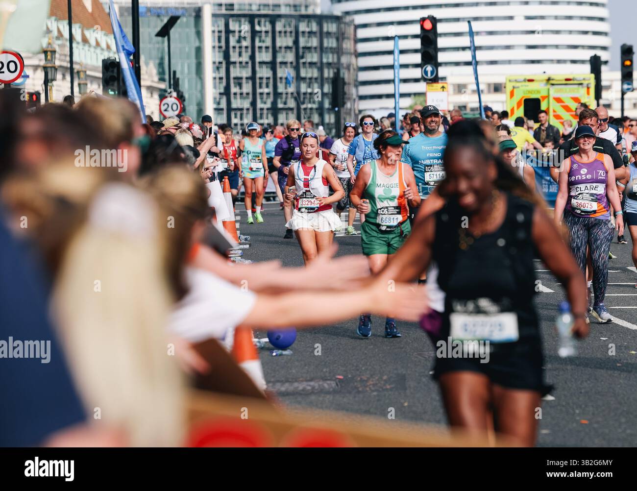 London, Großbritannien. April 2025. Läufer nähern sich der Ziellinie beim TCS London Marathon 2025 während des TCS London Marathon am 27. April 2025 in London, England, Vereinigtes Königreich Credit: Andrew Sumner/Alamy Live News Stockfoto