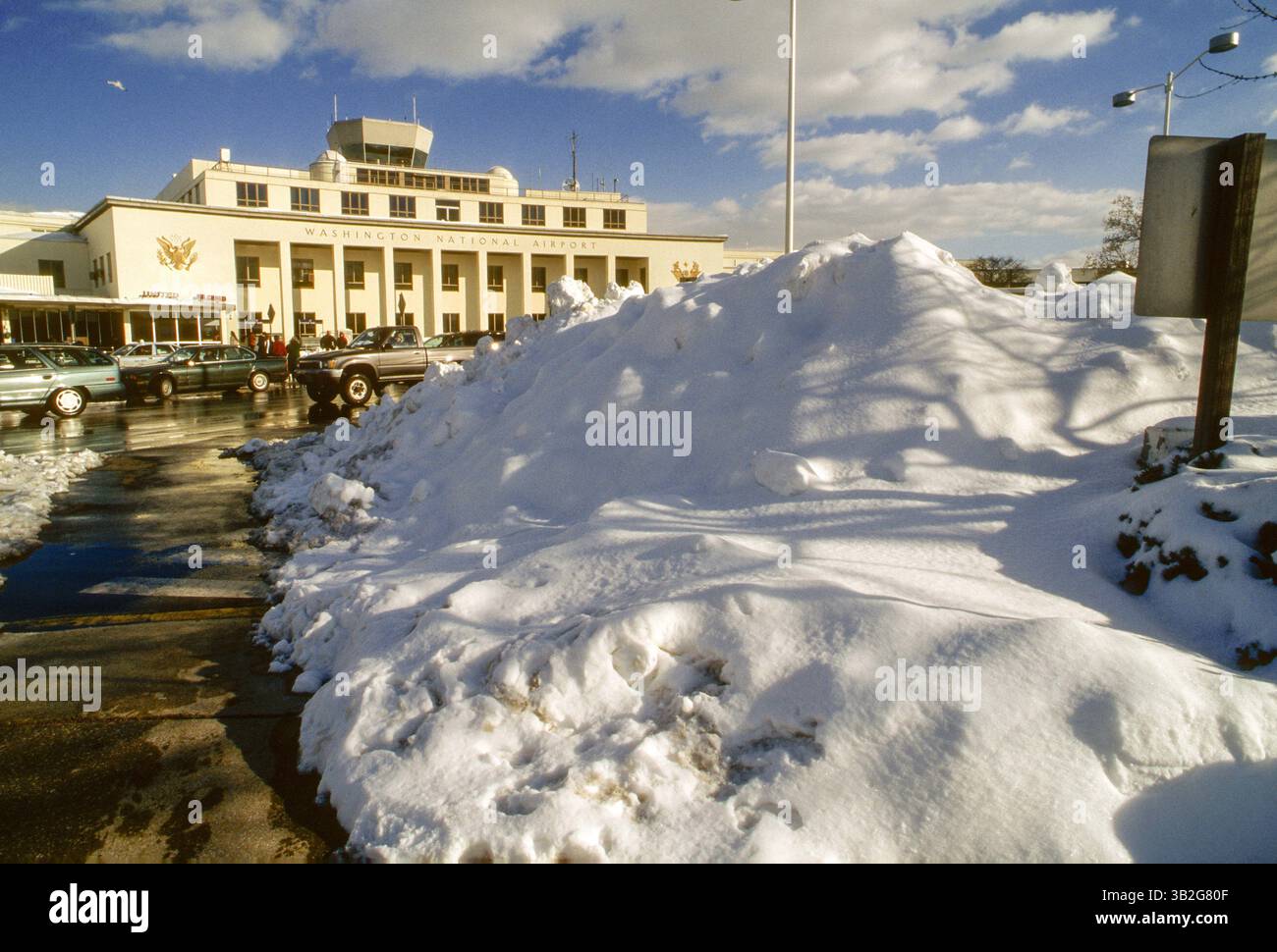 28. August 2015 - Washington, District of Columbia, Vereinigte Staaten von Amerika - Washington, DC. 1.-7.-1996. Der Blizzard von 1996 war ein schweres Nor'easter, das die US-Ostküste vom 6. Januar bis 8. Januar 1996 mit bis zu 4 Fuß windgetriebenem Schnee lähmte. Es ist einer von nur zwei Schneestürmen, die die Top-Bewertung von 5 oder ''Extreme'' erhalten haben, wenn es um den nordöstlichen Schneefall geht. Ronald Reagan Airport während des Schneesturms. Abbildung: Mark Reinstein (Bild: © Mark Reinstein via ZUMA Wire) Stockfoto