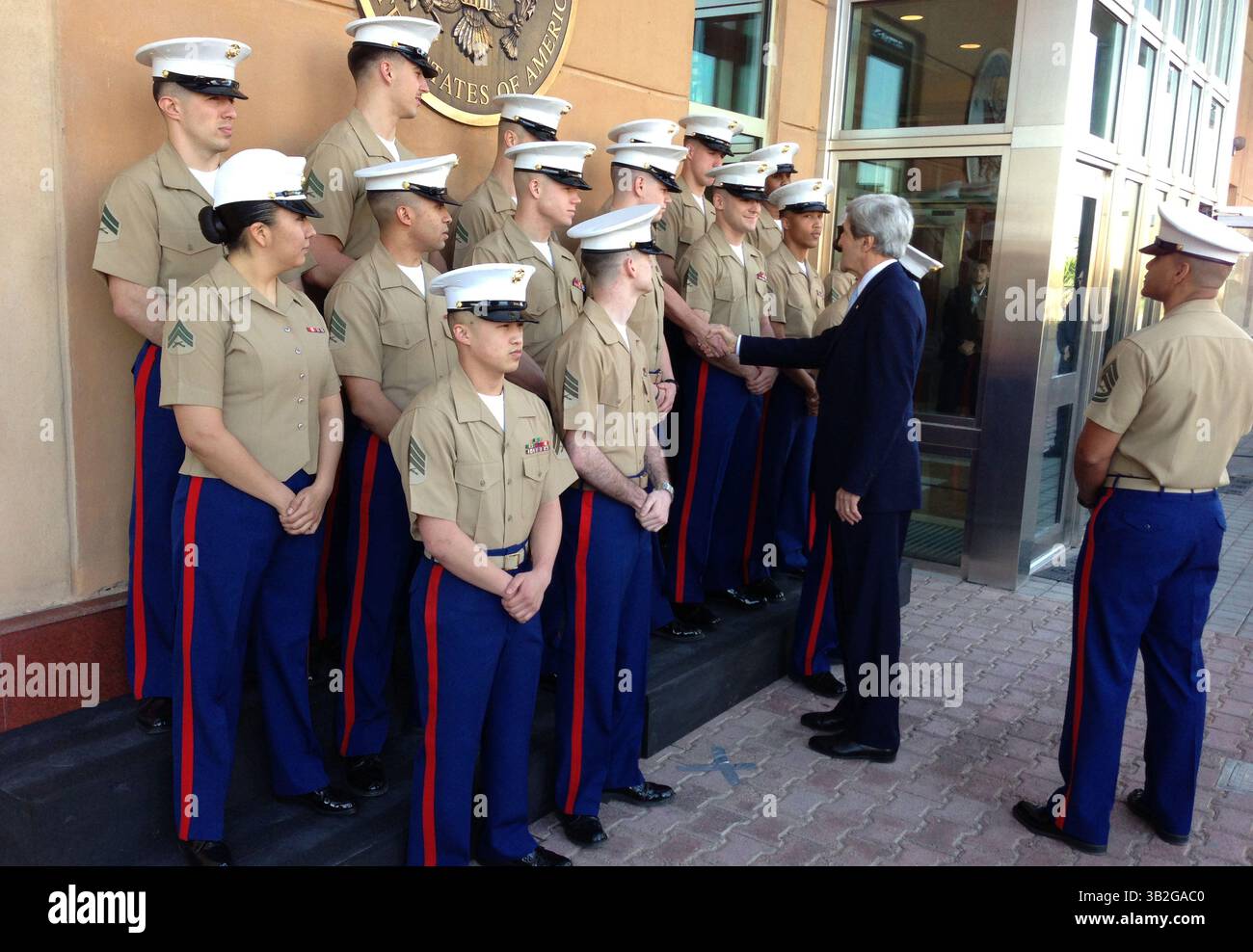 24. März 2013 – Bagdad, Irak – US-Außenminister John Kerry spricht am 24. März 2013 in Bagdad, Irak, mit der Marine-Garde. (Kreditbild: © US State Department/Planet Pix via ZUMA Wire) Stockfoto