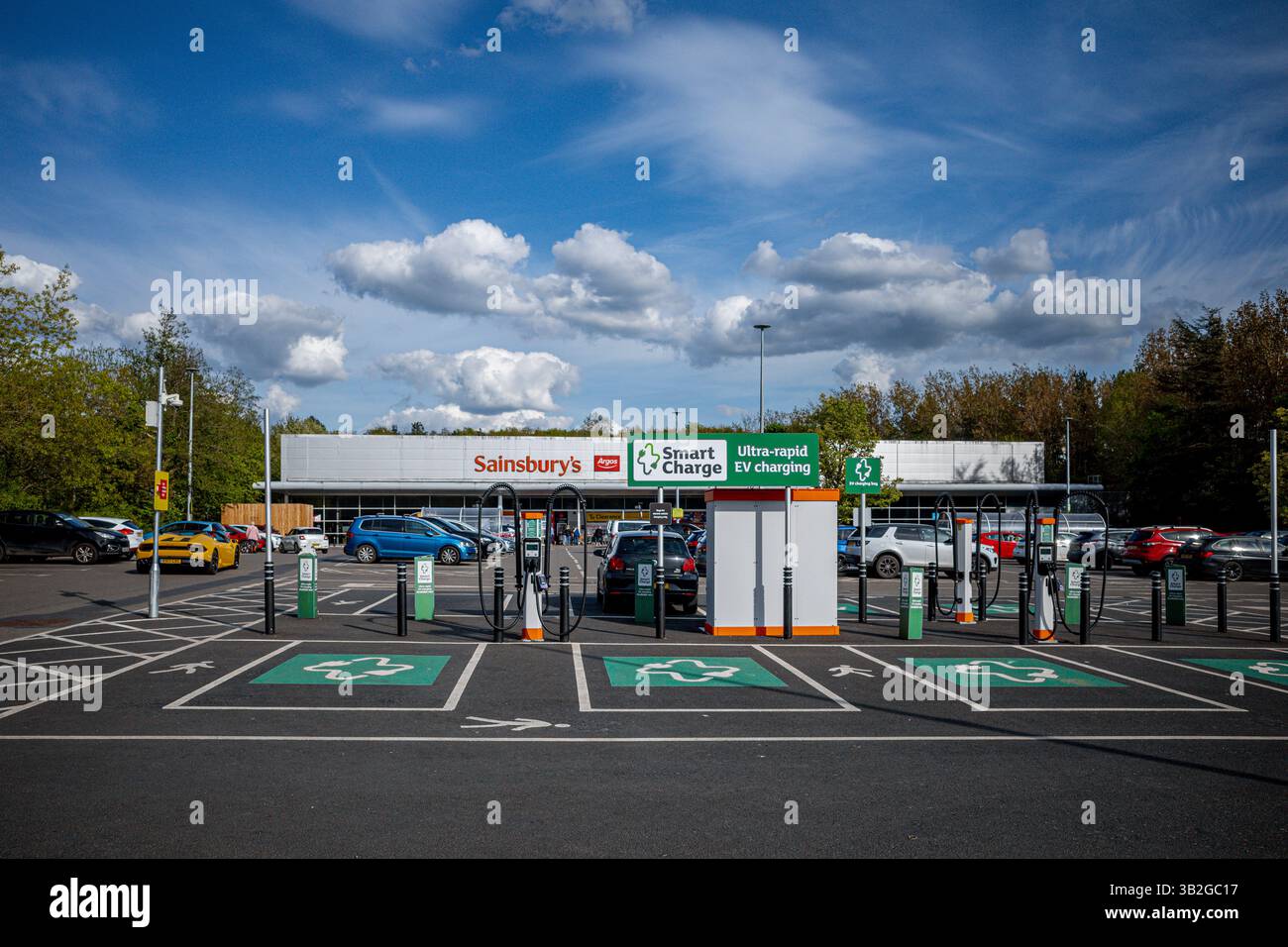 Ladestation Für Elektrofahrzeuge Im Sainsburys Supermarkt. Laden Von Elektrofahrzeugen Im Supermarkt. Stockfoto