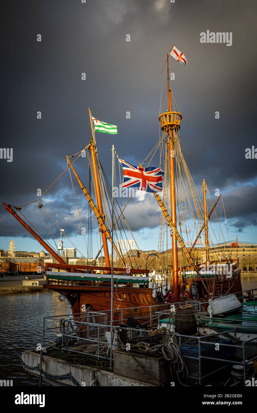 Das Segelschiff Matthew of Bristol im Hafen von Bristol. Nachbildung einer Karawane, die John Cabot 1497 von Bristol nach Neufundland in Nordamerika segelte. Stockfoto