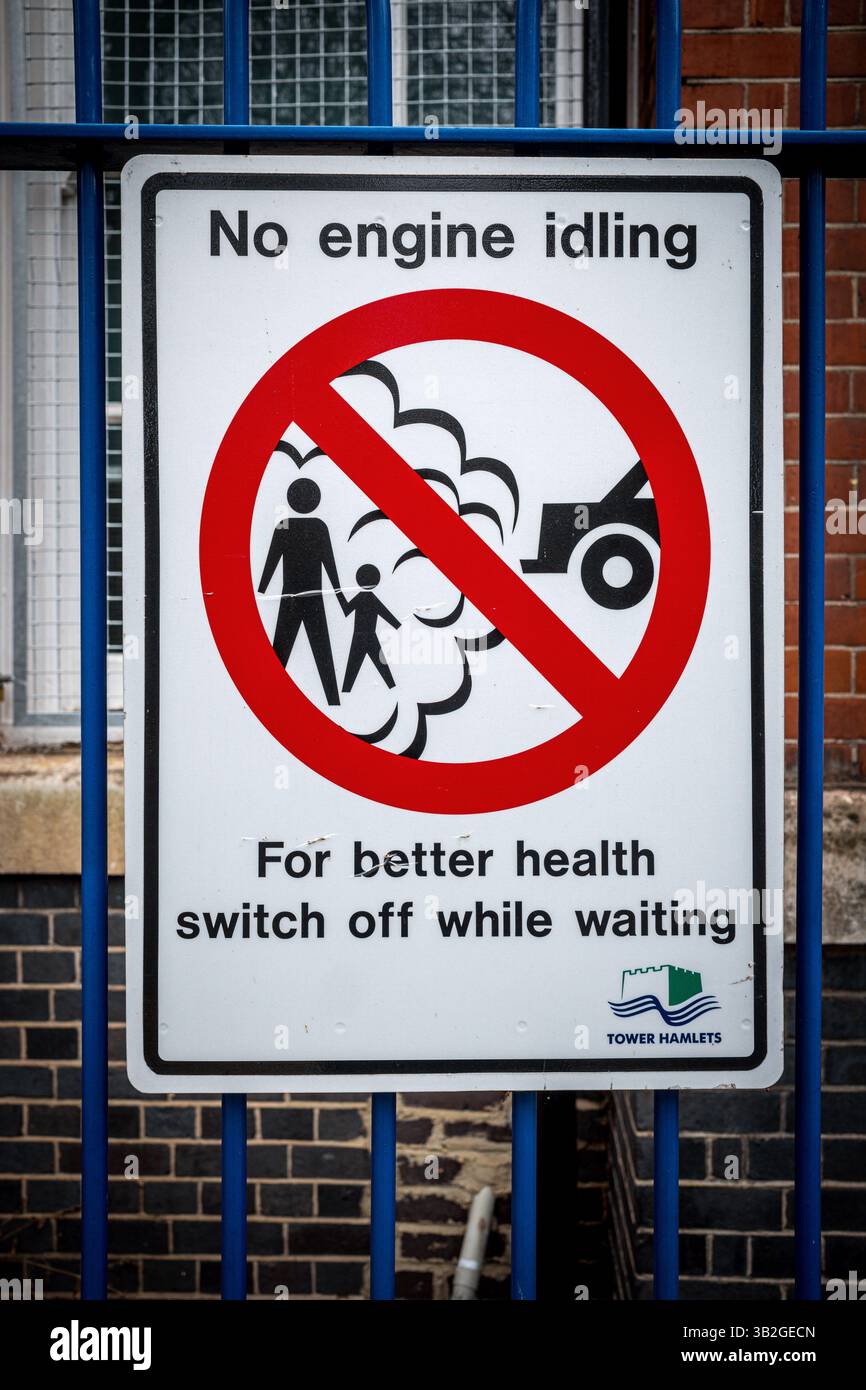 Kein Schild vor einer Schule in Tower Hamlets London. Stockfoto