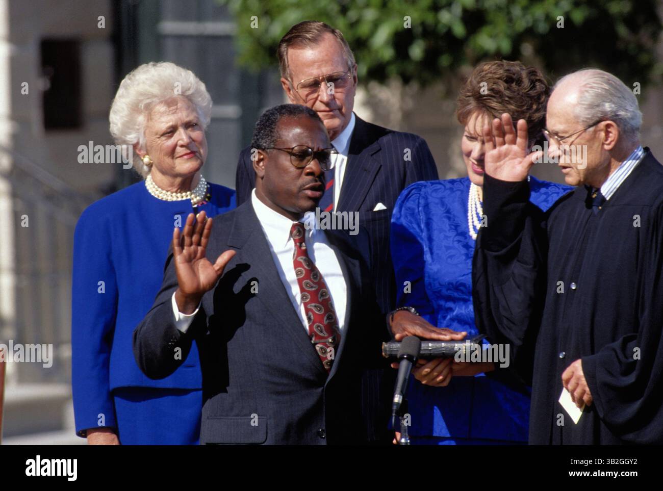 6. April 2014 - Washington, District of Columbia, Vereinigte Staaten von Amerika - Washington, DC..Credit: Mark Reinstein Washington DC. 9-10-1991. Clarence Thomas Nominee für Associate Justice des Obersten Gerichtshofs der Vereinigten Staaten überlegt ihm Fragen von Mitgliedern des Justizausschusses des Senats während seiner Bestätigungsverhandlung..Credit: Mark ReinsteinWashington, DC. 10-18-1991.Richter Clarence Thomas Nominee für Associate Justice des Obersten Gerichtshofs der Vereinigten Staaten wird von Richter Bryon White im Weißen Haus Rose Garden vereidigt, während seine Frau Virginia und Präsident H.W. Bush und Barbara Bush zuschauen. Stockfoto