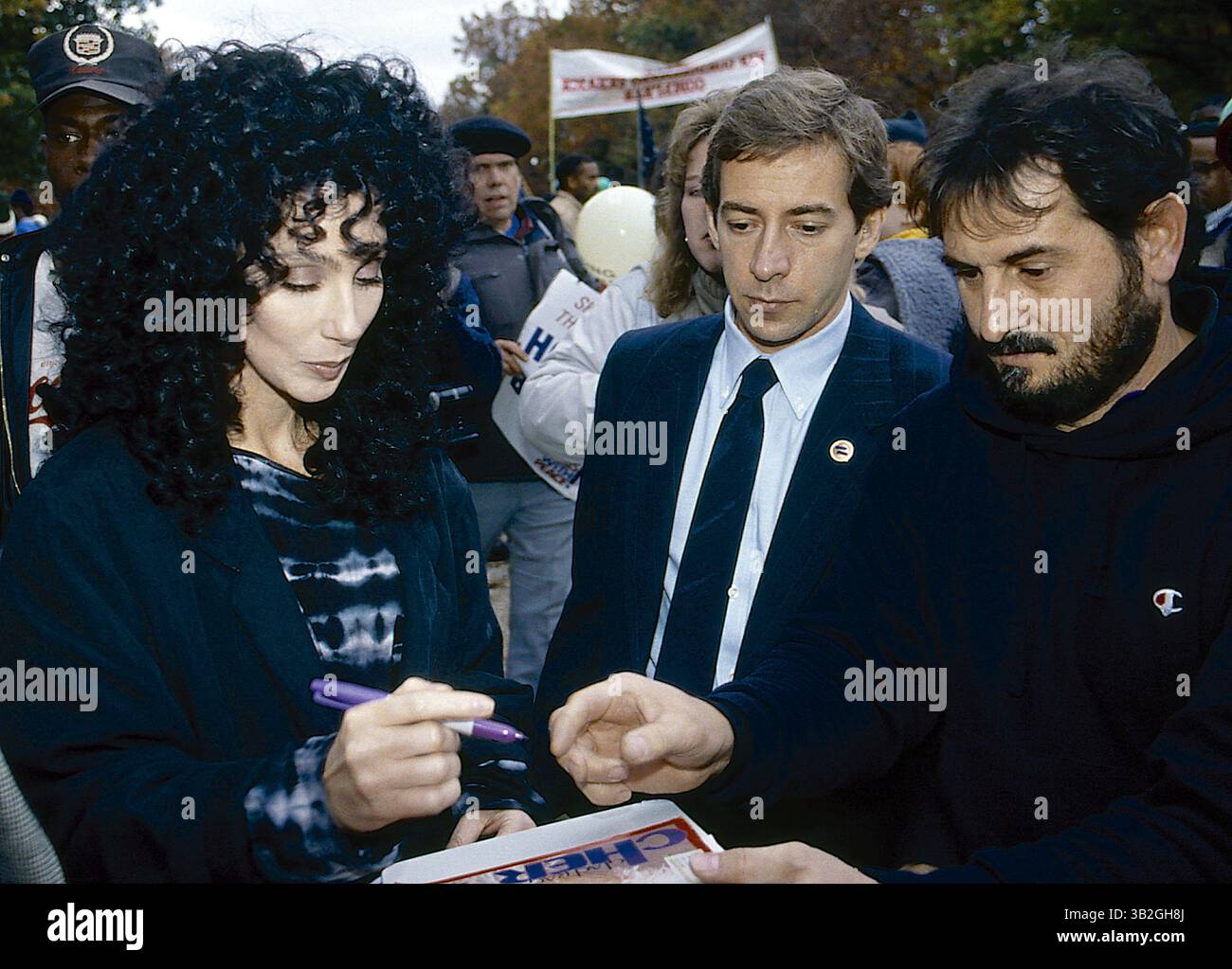 1. April 2015: Washington, District of Columbia, Vereinigte Staaten von Amerika - Washington, DC. 1988.Cher unterzeichnet ein Autogramm während einer Obdachlosen-Demographie in Washington DC. Cher wurde in Cherilyn Sarkisian geboren. Sie wird als Verkörperung weiblicher Autonomie in einer männlich dominierten Branche beschrieben und ist bekannt für ihre unverwechselbare kontrastierende Stimme und für ihre Arbeit in verschiedenen Bereichen der Unterhaltung sowie für ihre verschiedenen Stile und Auftritte während ihrer Karriere, was dazu geführt hat, dass sie den Spitznamen The Goddess of Pop erhielt. Credit: Mark Reinstein (Credit Image: © Mark Reinstein via ZUMA Wire) Stockfoto