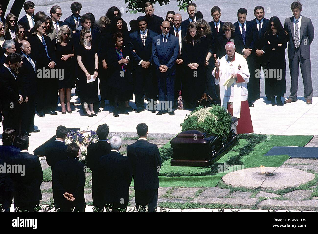 3. April 2015 - Arlington, Virginia, Vereinigte Staaten von Amerika - Washington, DC. 5-23-1994. Jacqueline Kennedy Onassis wurde am Montag auf dem Arlington National Cemetery in Washington begraben, neben einer ewigen Flamme, die sie vor drei Jahrzehnten am Grab ihres ermordeten Ehemanns, des 35. Präsidenten der Vereinigten Staaten, angezündet hat. Ihre beiden Kinder, John F. Kennedy Jr. und Caroline Kennedy Schlossberg, schlossen sich 100 enge Freunde und ihre letzten Abschied sich von ihrem Abschied. Mr. Kennedy wollte auch den Grabstein seines Vaters berühren. Der Moment war ergreifend und peinlich Stockfoto 3. April 2015 - Arlington, Virginia, Vereinigte Staaten von Amerika - Washington, DC. 5-23-1994. Jacqueline Kennedy Onassis wurde am Montag auf dem Arlington National Cemetery in Washington begraben, neben einer ewigen Flamme, die sie vor drei Jahrzehnten am Grab ihres ermordeten Ehemanns, des 35. Präsidenten der Vereinigten Staaten, angezündet hat. Ihre beiden Kinder, John F. Kennedy Jr. und Caroline Kennedy Schlossberg, schlossen sich 100 enge Freunde und ihre letzten Abschied sich von ihrem Abschied. Mr. Kennedy wollte auch den Grabstein seines Vaters berühren. Der Moment war ergreifend und peinlich Stockfoto