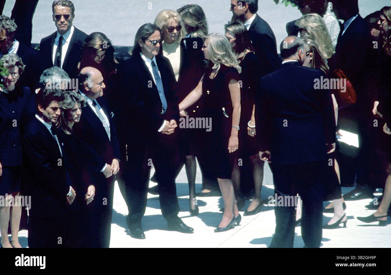 3. April 2015 - Arlington, Virginia, Vereinigte Staaten von Amerika - Washington, DC. 5-23-1994. Jacqueline Kennedy Onassis wurde am Montag auf dem Arlington National Cemetery in Washington begraben, neben einer ewigen Flamme, die sie vor drei Jahrzehnten am Grab ihres ermordeten Ehemanns, des 35. Präsidenten der Vereinigten Staaten, angezündet hat. Ihre beiden Kinder, John F. Kennedy Jr. und Caroline Kennedy Schlossberg, schlossen sich 100 enge Freunde und ihre letzten Abschied sich von ihrem Abschied. Mr. Kennedy wollte auch den Grabstein seines Vaters berühren. Der Moment war ergreifend und peinlich Stockfoto 3. April 2015 - Arlington, Virginia, Vereinigte Staaten von Amerika - Washington, DC. 5-23-1994. Jacqueline Kennedy Onassis wurde am Montag auf dem Arlington National Cemetery in Washington begraben, neben einer ewigen Flamme, die sie vor drei Jahrzehnten am Grab ihres ermordeten Ehemanns, des 35. Präsidenten der Vereinigten Staaten, angezündet hat. Ihre beiden Kinder, John F. Kennedy Jr. und Caroline Kennedy Schlossberg, schlossen sich 100 enge Freunde und ihre letzten Abschied sich von ihrem Abschied. Mr. Kennedy wollte auch den Grabstein seines Vaters berühren. Der Moment war ergreifend und peinlich Stockfoto